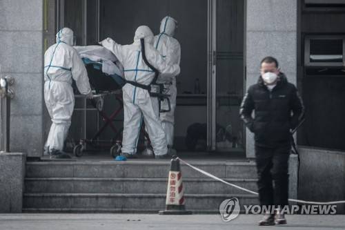 '우한 폐렴' 치료 병원으로 옮겨지는 환자 (베이징 AFP=연합뉴스) 신종 코로나바이러스로 인한 '우한 폐렴'이 발생한 중국 후베이성 우한에서 18일 의료진이 폐렴 환자들을 집중 치료하고 있는 한 병원으로 환자를 옮기고 있다. ymarshal@yna.co.kr