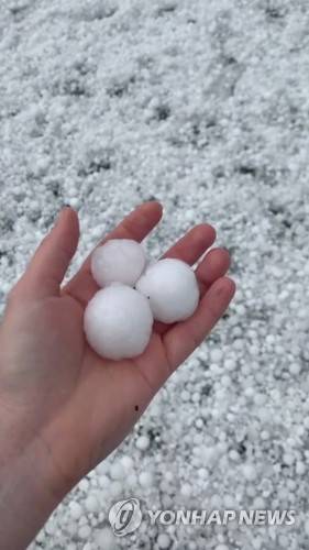 호주 캔버라를 강타한 골프공 크기의 우박 Georgia Redmayne via REUTERS