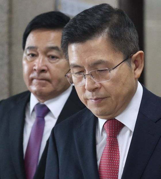 황교안 자유한국당 대표와 심재철 원내대표가 20일 서울 여의도 국회에서 열린 최고위원회의에 참석하고 있다. [뉴스1]