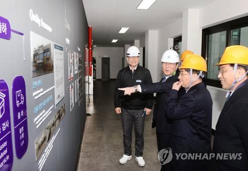 성윤모 산업통상자원부 장관(오른쪽 세번째)이 2020년 1월 2일 오후 공주 솔브레인 공장에 방문해 반도체·디스플레이용 고순도 불산액(액체 불화수소) 공급 안정화 현황을 점검하고 있다. [산업통상자원부 제공. 재판매 및 DB 금지]