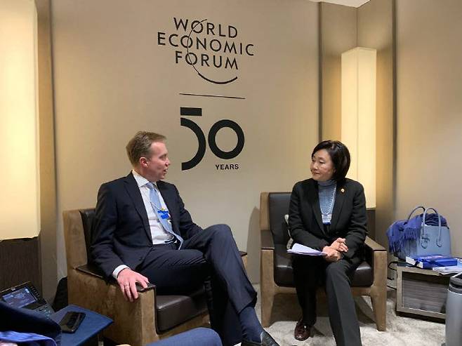 뵈르게 브렌데(왼쪽) WEF 수석이사와 박영선 장관이 대화를 나누고 있다. (사진=중기부)