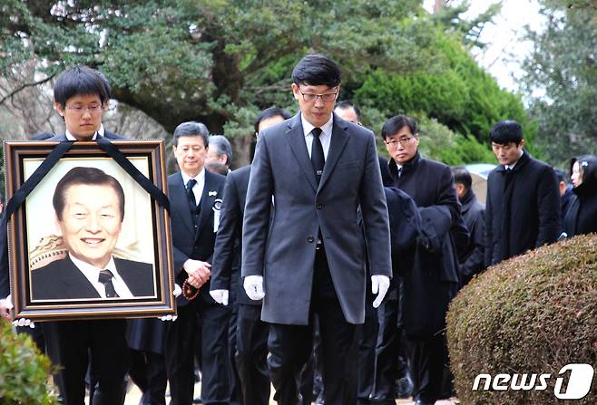 22일 오후 롯데그룹 창업주 고 신격호 전 명예회장의 유가족들이 고인의 영정을 들고 울산 둔기리 빈소로 이동하고 있다. 2020.1.22/뉴스1 © News1 조민주 기자