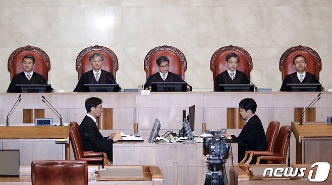 김명수 대법원장(가운데)를 비롯한 대법관들이 22일 오후 서울 서초구 대법원에서 열린 전원합의체 선고에 참석하고 있다. 대법원 전원합의체는 이날 고정수당의 시간급 환산을 위한 ‘총 근로시간 수’ 산정방법에 대해 선고한다. 2020.1.22/뉴스1 © News1 신웅수 기자