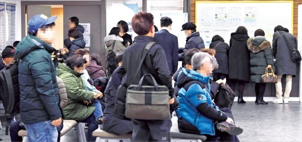 구직자들이 지난 17일 서울 도화동 서부고용복지플러스센터에서 실업급여 신청을 위해 기다리고 있다.  /신경훈 기자 khshin@hankyung.com