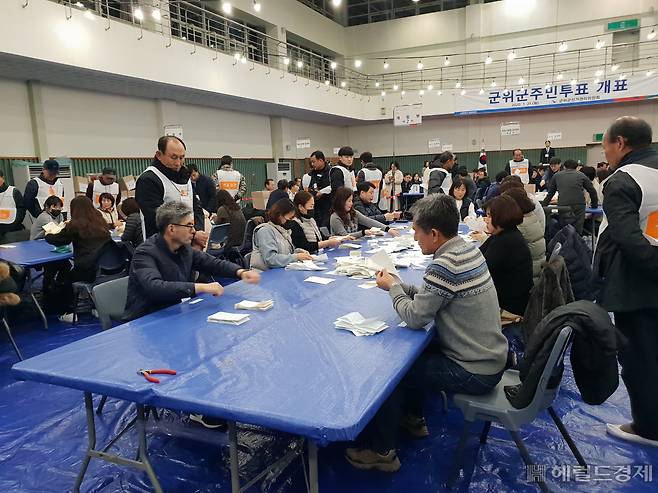 대구경북 통합신공항 최종이전지 선정을 위한 주민투표가 치러진 21일 오후 개표 작업이 진행되고 있다.[사진=김병진기자]