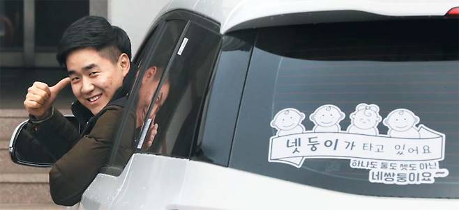 하나도 둘도 셋도 아닌 넷둥이가 타고 있어요 - 작년 12월 네 쌍둥이 아빠가 된 이한솔(31)씨는 7인승 승합차를 샀다. IT 회사 디자인팀장인 이씨가 네 쌍둥이를 그린 스티커를 직접 만들어 뒤 유리창에 붙였다. 지난 19일 경기도 부천 아파트 주차장의 승합차 운전석에서 이씨가 엄지를 들어올리고 있다. /장련성 기자