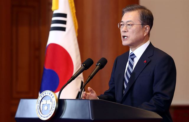 문재인 대통령이 지난 7일 오전 청와대 본관에서 올해 첫 국무회의에 앞서 신년사를 발표 하고 있다. 청와대사진기자단.