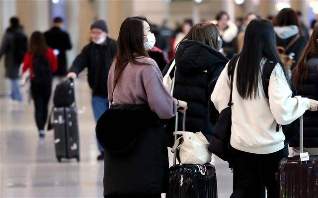 중국 우한시에서 발생한 신종 코로나바이러스 감염증의 국내 첫 확진환자가 발생한 20일 오후 인천국제공항 입국장으로 도착한 여행객들이 발걸음을 옮기고 있다. 2020.1.20 뉴스1