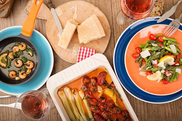 급성심근경색을 겪었다면 제철 채소, 과일이나 불포화지방산 등을 위주로 하는 식단이 도움 된다. 음주나 짠 음식은 금물이다./클립아트코리아