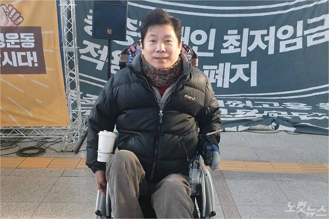 23일 서울역에서 만난 한국장애인자립생활센터협의회 최용기 회장이 활짝 웃고 있다./사진=서민선 기자