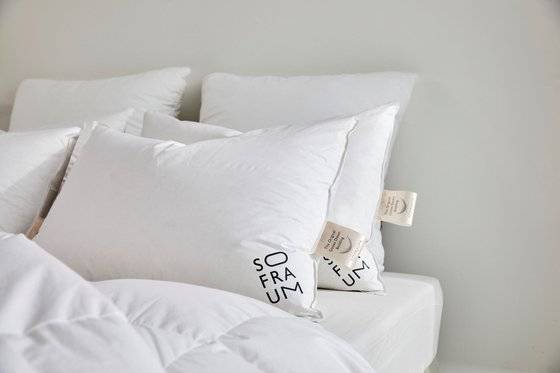 천연 소재를 사용한 거위털 베개는 사용 후 세로로 세워 침대 헤드에 세워 놓고 통풍을 시켜야 수명이 길어지고 안전하게 사용할 수 있다. [사진 소프라움]