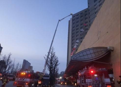 소방당국이 26일 오전 서울 중구 장충동 그랜드 앰배서더 호텔에서 화재를 진압하고 있다. 사진=연합뉴스