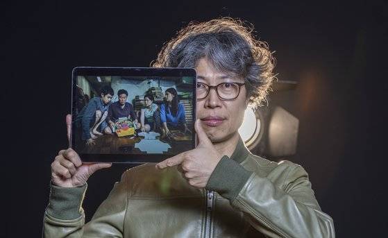 영화 '기생충' 스틸 사진 작가 이재혁씨가 중앙일보 스튜디오에서 자신이 촬영한 '기생충' 스틸 한 컷을 아이패드에 띄워 들어보였다. 권혁재 사진전문기자