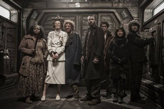 이재혁 작가가 촬영한 '설국열차' 촬영 막간 장면. 오른쪽부터 배우 송강호, 고아성, 루크 파스콸리노, 크리스 에반스, 이완 브렘너, 틸다 스윈튼, 옥타비아 스펜서. 영화에선 강압적인 카리스마를 뿜어낸 스윈튼은 머리에 소품 구두를 얹고 즐거운 모습이다. [사진 이재혁]
