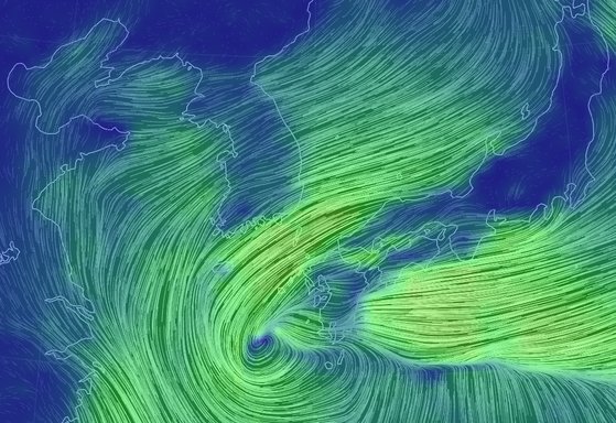 27일 한반도 주변의 바람 흐름. 제주도 남쪽 바다에 태풍과 비슷하게 생긴 저기압이 강하게 발달해있다. [자료 기상청]