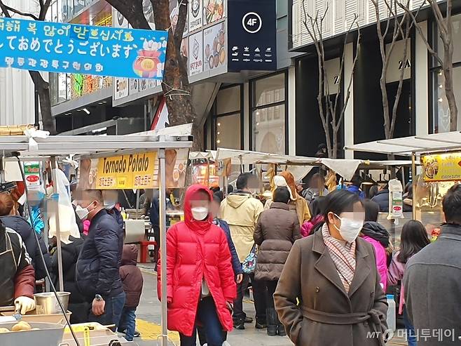 설 연휴 마지막날인 27일 오후 명동 길거리엔 사람들로 북적였다. 우한 폐렴 공포로 급격하게 중국인 등 외국인 관광객이 줄어든 분위기는 아니었다. /사진=정혜윤 기자