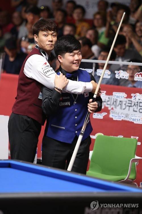 '당구 신동' 조명우 안아주는 최성원 '당구 신동' 조명우가 2016년 9월 경기도 구리시체육관에서 열린 2016 구리 세계 3쿠션 당구 월드컵 8강에서 한국 당구 간판 최성원을 40-39로 꺾고 역대 최연소 4강 진출을 이뤄냈다. 경기 뒤 최성원이 조명우를 안아주고 있다. [함상준 제공]