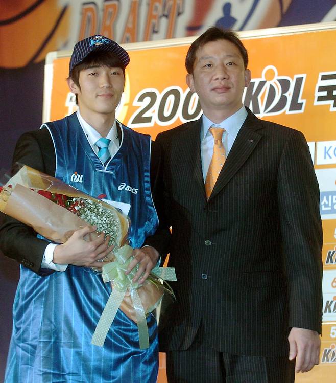 2007 프로농구 신인 드래프트에서 신명호(왼쪽)와 허재 감독. 케이비엘 제공
