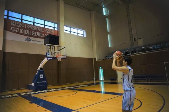 슈팅 자세를 취하는 신명호. 신명호의 수비력은 리그 최고 수준이지만 공격력에는 항상 물음표가 따라다녔다.