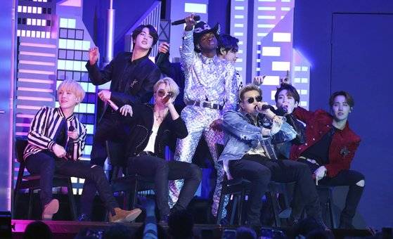 퍼포머로서 무대에 오른 BTS. [AP=연합뉴스]