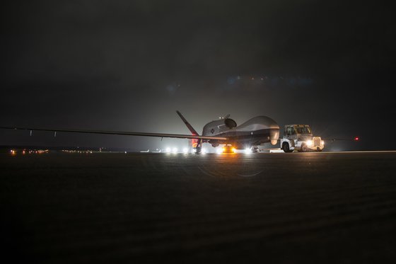 지난 26일 괌의 앤더슨 미 공군기지에 미 해군의 고고도 무인정찰기인 MQ-4C 트리톤 2대가 도착했다. [사진 미 해군]