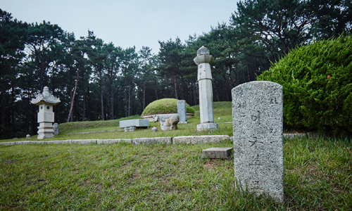 인천 강화군에 있는 이규보의 묘지. 인천광역시 기념물 제15호로 지정되어 있다.