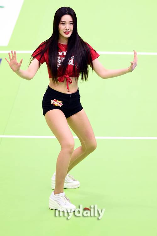 ▲ 치어리더 '발끝까지 쭉 찢어진 스타킹'