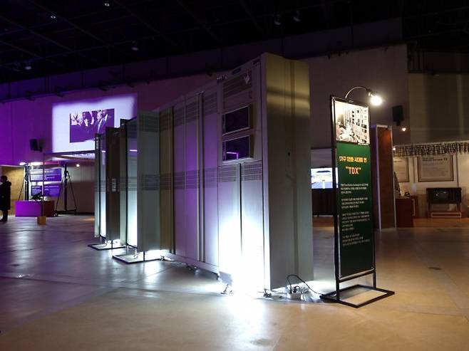 국가중요과학기술자료’가 30일 처음 등록 공고됐다. 사진은 한국전자통신연구원(ETRI)가 처음 개발해 국내 통신 시장을 진전시켰다는 평가를 받는 한국형 전전자교환기 TDX-1이 국립중앙과학관에 전시된 모습이다. 국립중앙과학관 제공