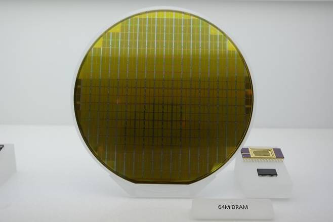 삼성전자가 개발한 64M DRAM은 ′반도체 한국′을 알리는 첫 신호탄이 됐다. 국립중앙과학관 제공