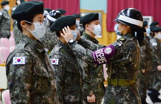 29일 입소식에 참석한 선배 생도가 마스크를 쓴 후배생도들의 매무새를 고쳐주고 있다. 프리랜서 김성태