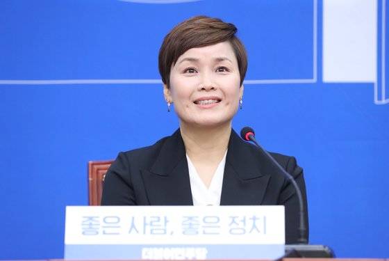 더불어민주당 15번째 영입인재인 전 핸드볼국가대표 임오경씨가 30일 오전 서울 여의도 국회에서 열린 영입 환영행사에서 인사하고 있다. [연합뉴스]