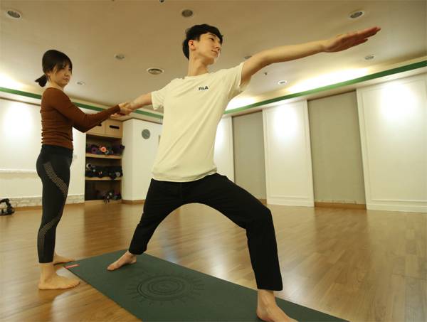 지난 22일 서울 중구 신당동에 있는 한 요가학원에서 강민호 기자가 강윤경 전문강사의 안내에 따라 주요 동작을 취하고 있다. [한주형 기자]