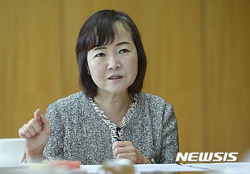 [서울=뉴시스] 최동준 기자 = 심화진 당시 성신여자대학교 총장이 지난 2016년 6월15일 서울 강북구 성신여자대학교 운정그린캠퍼스 집무실에서 인터뷰를 하고 있다. 2016.06.20. photocdj@newsis.com