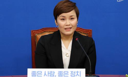 임오경 전 여자핸드볼국가대표가 30일 오전 서울 여의도 국회에서 열린 더불어민주당 인재영입 발표 기자회견에서 인사말을 하고 있다. 뉴스1