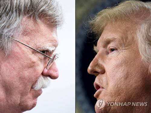 도널드 트럼프 미국 대통령(우)과 존 볼턴 전 백악관 보좌관(좌) (Photos by Brendan Smialowski / AFP)