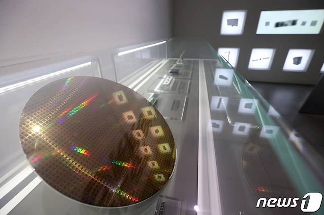 서울 강남구 삼성전자 서초사옥 딜라이트룸에 전시된 반도체 웨이퍼의 모습. /뉴스1DB