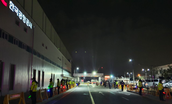 31일 새벽 6시쯤 서울 강서구 김포공항 비즈니스항공센터(SGBAC) A게이트 앞. 우한 지역 한국 교민들을 태운 전세기가 이곳에 착륙한 뒤 버스를 통해 아산·진천으로 이동할 예정이다. 새벽부터 폴리스라인이 쳐져 있고 경력이 배치된 모습이다. /정민하 기자