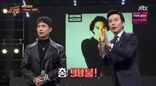 31일 방송된 JTBC ‘슈가맨3’에 출연한 김원준(왼쪽)이 총 98불을 기록하자 유희열이 박수를 치고 있다.