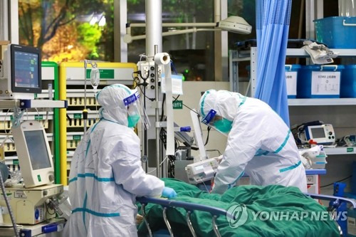 우한폐렴 환자 치료하는 의료진 (우한 로이터=연합뉴스) 28일 중국 후베이성 우한의 우한대학 부속 중난병원에서 보호복을 입은 의료진이 신종 코로나바이러스에 의한 폐렴 환자를 치료하고 있다. leekm@yna.co.kr