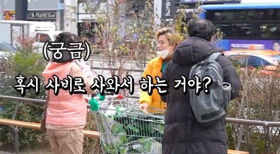 31일 오전 강남역 인근에서 KF94 인증 마스크를 나눠주고 있는 유튜버 허팝. [허팝 유튜브]