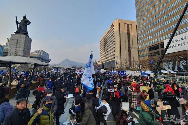 문재인하야범국민투쟁본부(범투본)가 1일 서울 광화문 광장에서 '대한민국 바로세우기 국민대회'를 진행하고 있다. (사진= 김태헌 기자)
