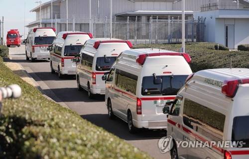일본 하네다공항 들어서는 우한 철수자 이송용 구급차 (도쿄 AFP=연합뉴스) 신종 코로나바이러스 감염증 진원지인 중국 우한에서 2차 전세기로 철수한 일본인들이 30일 도쿄 하네다공항에 도착하자 이들을 병원으로 이송할 구급차들이 줄지어 공항 안으로 들어오고 있다. ymarshal@yna.co.kr