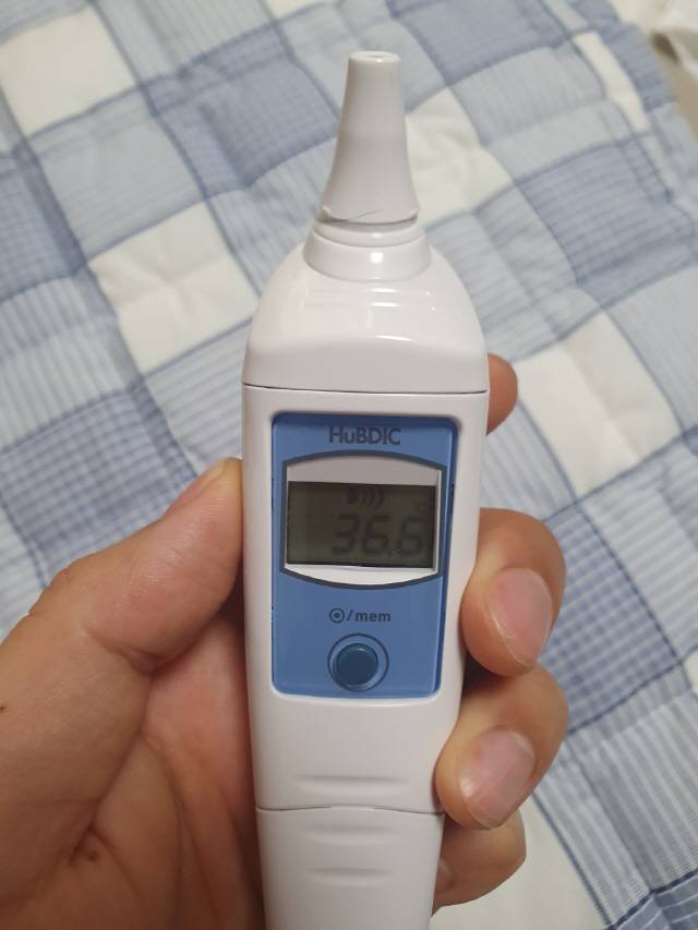 우한 교민들의 격리 수용시설이 된 경찰인재개발원에서 생활하는 A씨가 1일 오후 발열 여부를 스스로 확인해 정상으로 나왔다. 교민들은 오전과 오후 총 두 번 스스로 발열을 체크해야 한다. /독자제공