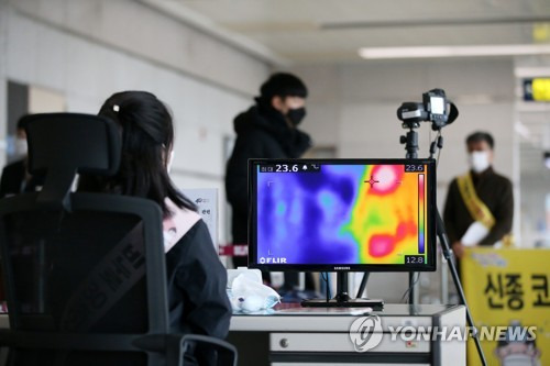 열화상카메라 통과한 승객 [연합뉴스 자료사진]
