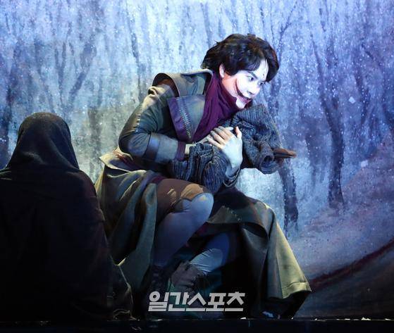 뮤지컬 ‘웃는 남자’ 프레스콜이 14일 오후 서울 서초구 예술의전당 오페라극장에서 열렸다.슈퍼주니어 규현, 엑소 수호 등 출연진이 열띤 공연을 선보이고 있다.김진경 기자 kim.jinkyung@jtbc.co.kr/2020.01.14/