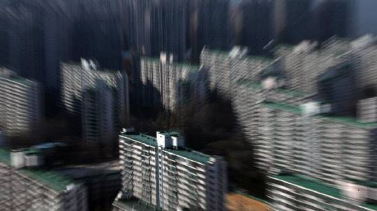 정부가 부동산 자금출처 조사를 진행하면서 과도한 소명을 요구해 사유재산 침해 논란이 거세질 전망이다. 시진은 서울 송파구 일대 아파트 단지의 모습.<연합뉴스>