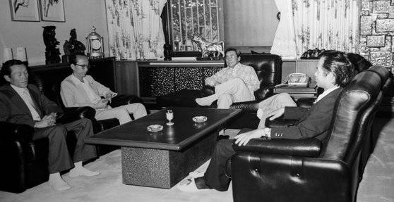 박정희 정권에서 중앙정보부장을 지낸 김재규(1926~1980)의 유족이 제공한 사진. 탁자 가운데가 김재규 부장이고 사진에서 왼쪽 안경 쓴 이가 셋째 매제 김양환씨, 오른쪽 끝은 둘째 매제다. 장충동 중앙정보부장 공관에서 찍은 사진으로 나머지는 소속 직원으로 추정된다. [사진 김재규 유족]