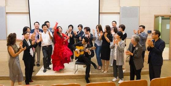 [사진1_동국대학교 문화예술 최고위 과정 수업사진_플라멩코 특강]