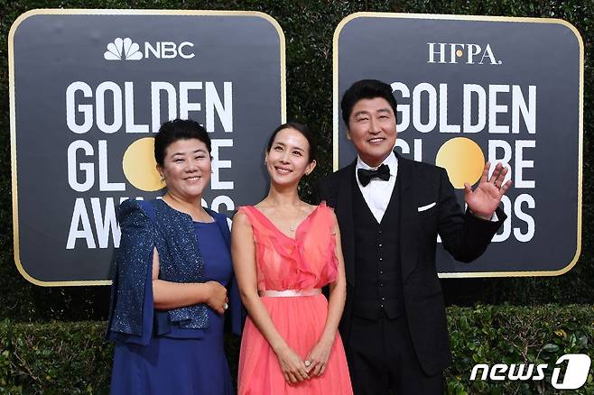 영화 '기생충'의 배우 송강호, 조여정, 이정은이 5일 (현지시간) 캘리포니아주 로스앤젤레스 베벌리힐튼호텔에서 열린 77회 골든글로브 시상식의 레드카펫에 도착하고 있다. 봉준호 감독의 영화 '기생충'은 이날 외국어영화상을 받아 한국 영화 최초로 골든글로브상을 수상하는 쾌거를 이뤘다. © AFP=뉴스1 © News1 우동명 기자