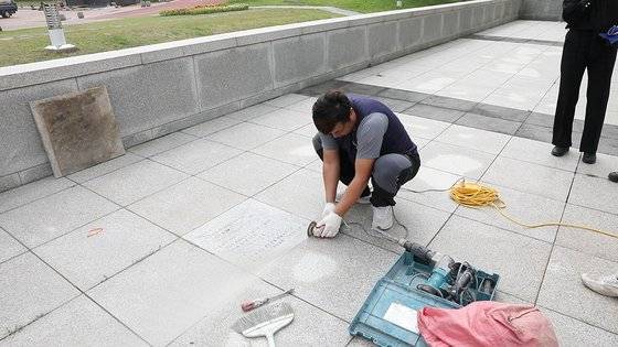 경주세계문화엑스포는 최근 경주타워 유동룡 선생 신규 현판식을 앞두고 지난해 10월 기존 바닥 석판을 제거하는 작업을 진행했다. [사진 경주세계문화엑스포]